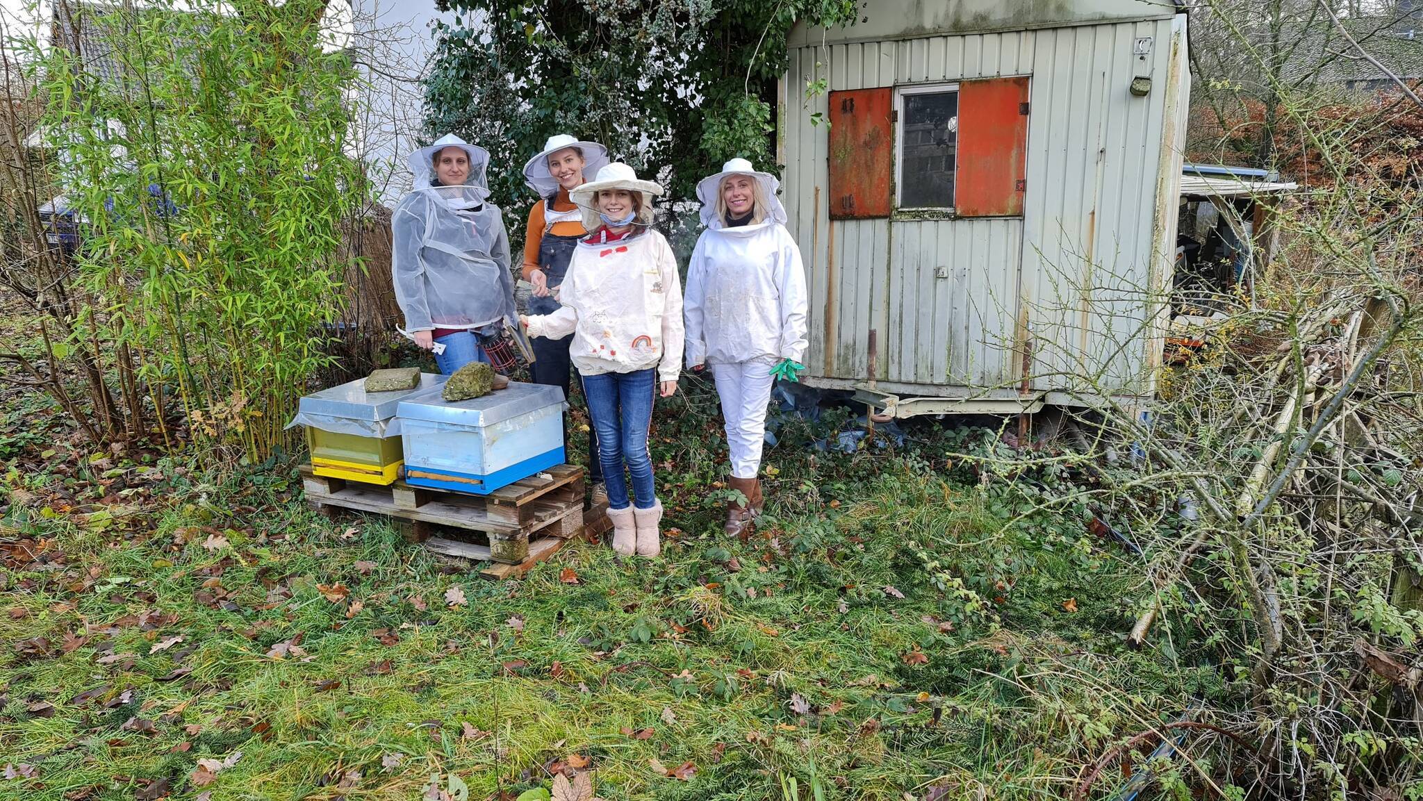  Die Hobby-Imkerin aus der Sandheide: Stephanie Vorholt, Frances Hillmann und Violeta Schmitz zusammen mit ihrer Tochter Leoni (12).    