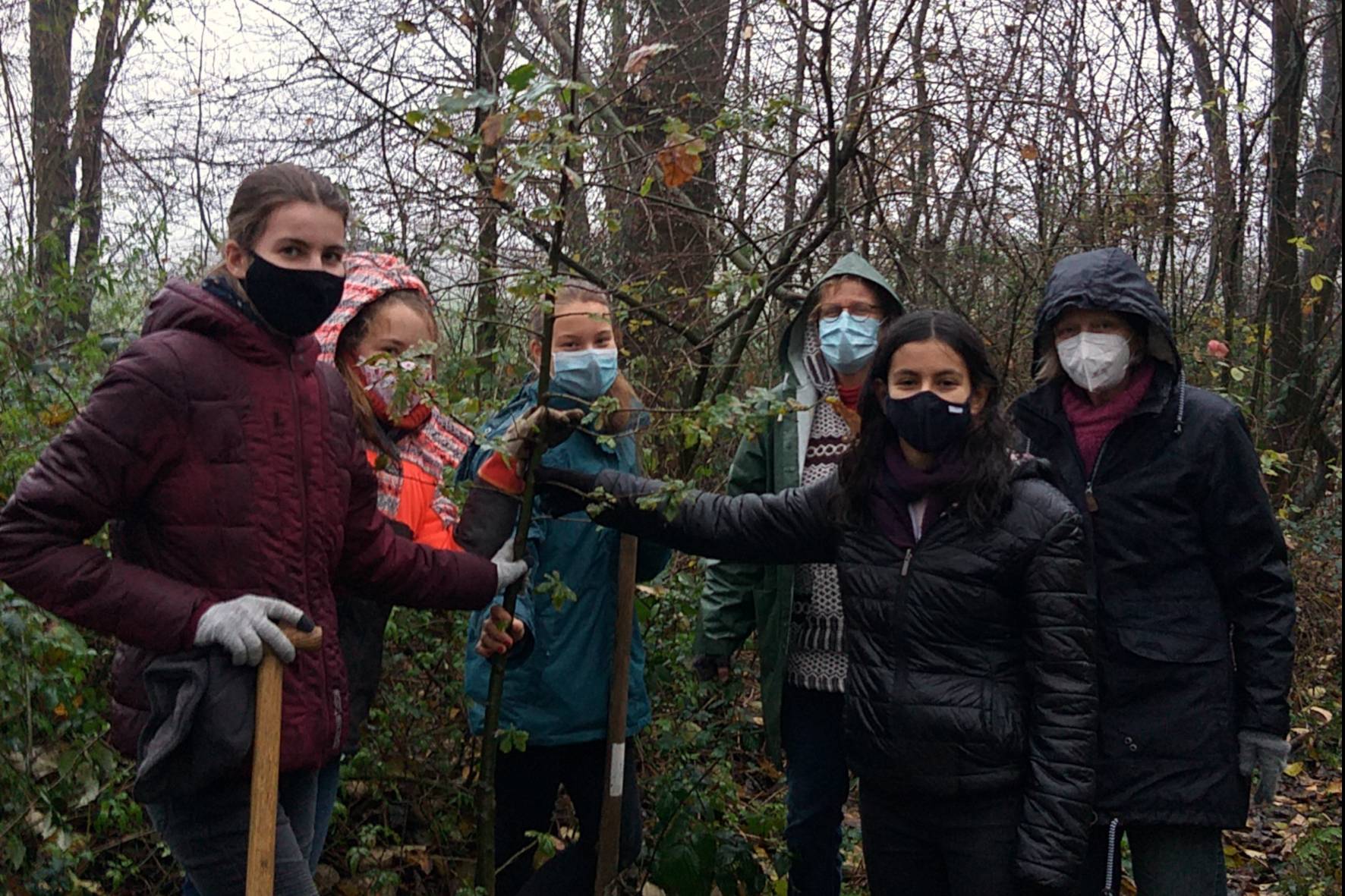  Vier fleißige Kinderparlamentarierinnen haben mehrere Setzlinge im Wald des Naturschutzzentrums gepflanzt. Unterstützt wurden sie dabei von der Leiterin des Naturschutzzentrums Karin Blomenkamp (Mi. hinten) und Gabriele Mahnert (r.), die bei der Stadtverwaltung das Kinderparlament betreut und organisiert. 