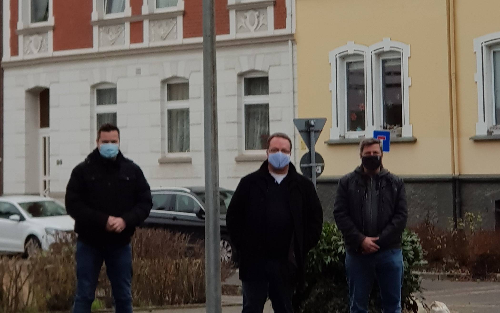  (v.li.) Andreas Heringlehner, Marc Hildebrand und Frank Birmelin machen sich vor Ort an der Ecke Freiheitstraße/ Düsselstraße ein Bild von der neuen Beleuchtung. 