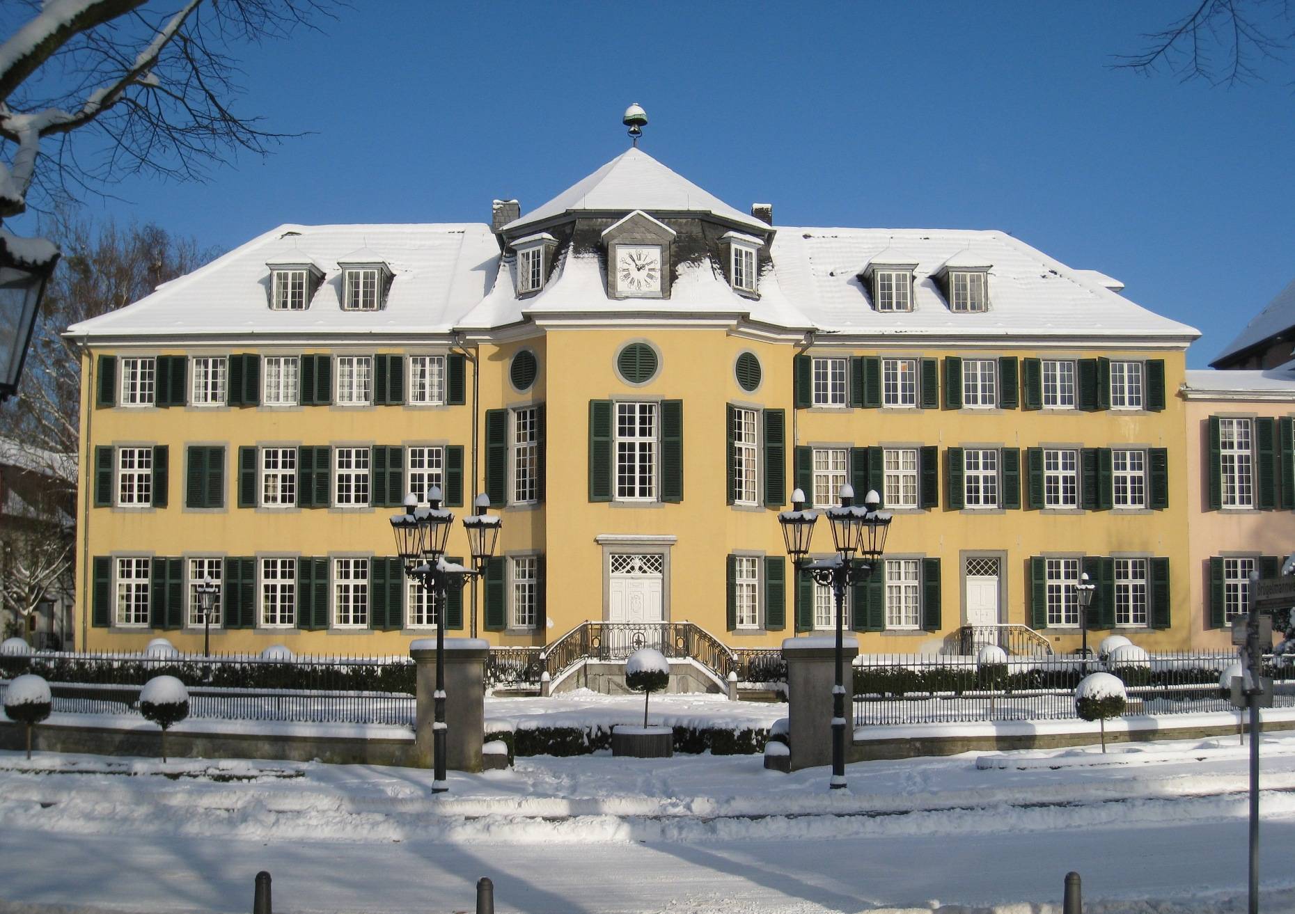 Das Herrenhaus in Ratingen bei Schnee.