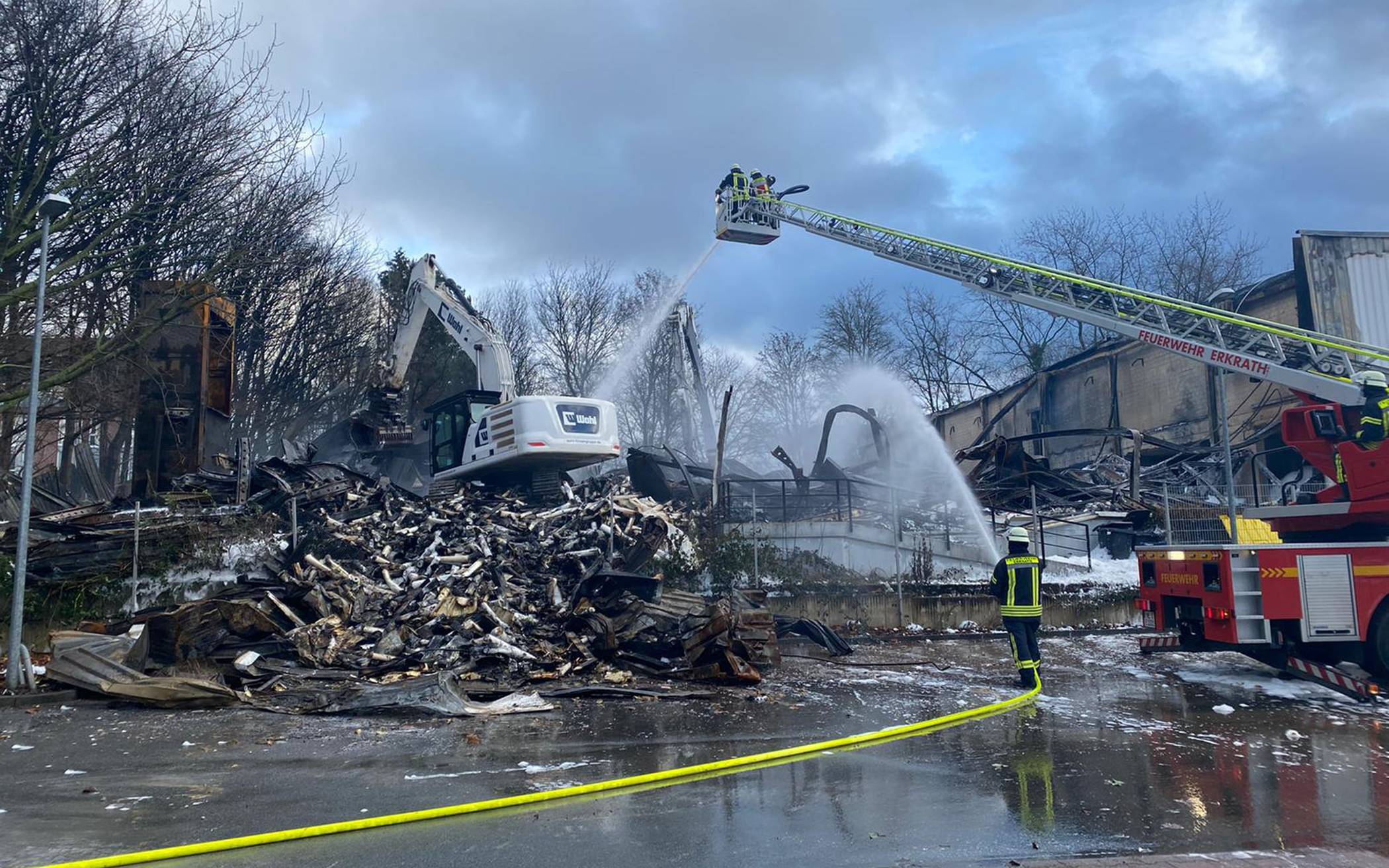 Großbrand in einer Lagerhalle: Die Polizei ermittelt