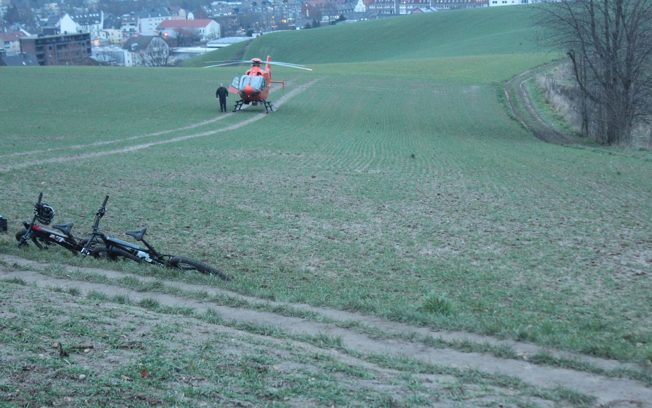  Zur Bergung des gestürzten Mountainbikers war auch ein Rettungshubschrauber im Einsatz. 
