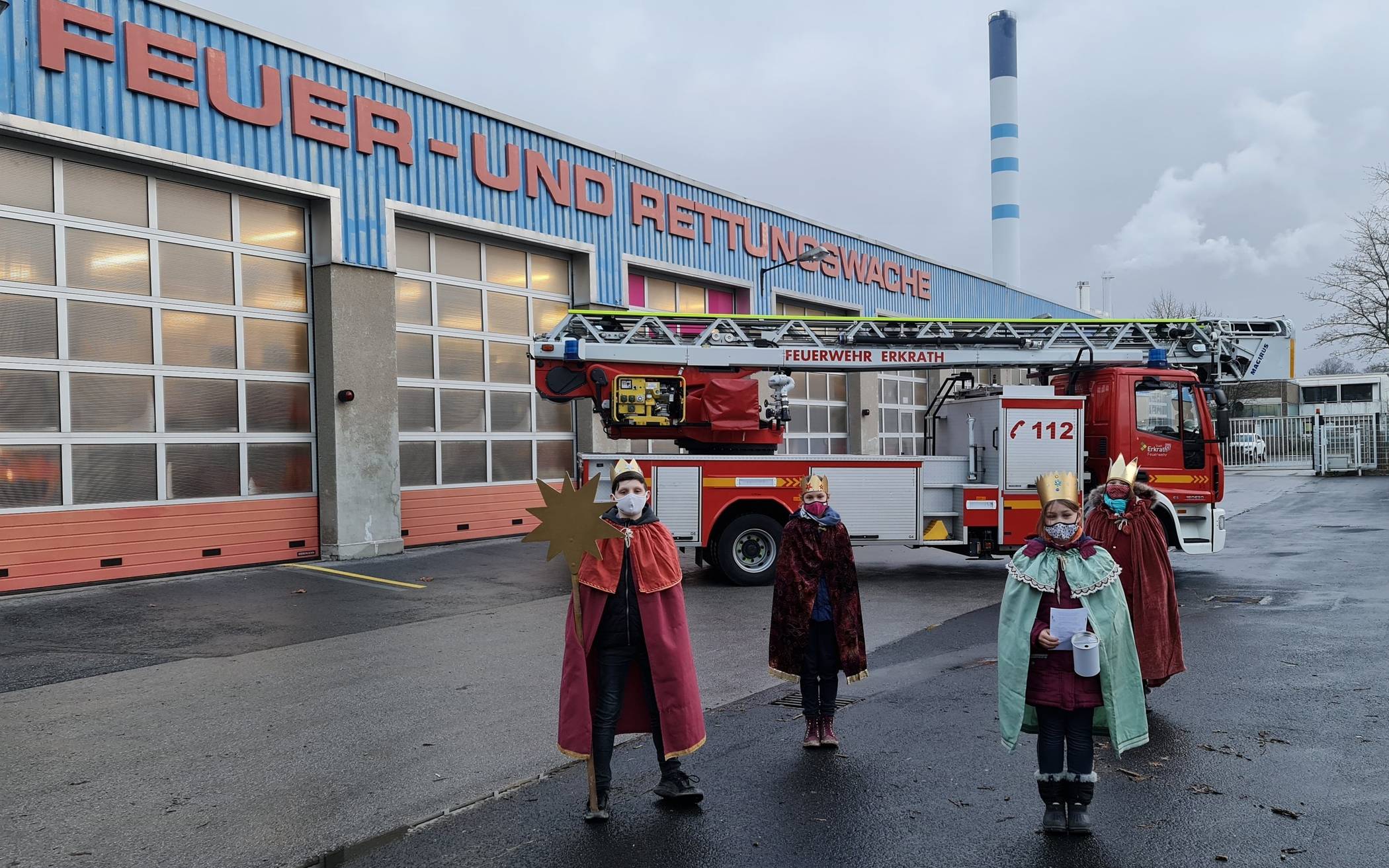 Die Sternsinger zu Besuch bei der Feuerwehrwache in Hochdahl: (v.li.) Cassidy Shaw, Callista Shaw, Josy Rossi und Eve Erdt. 