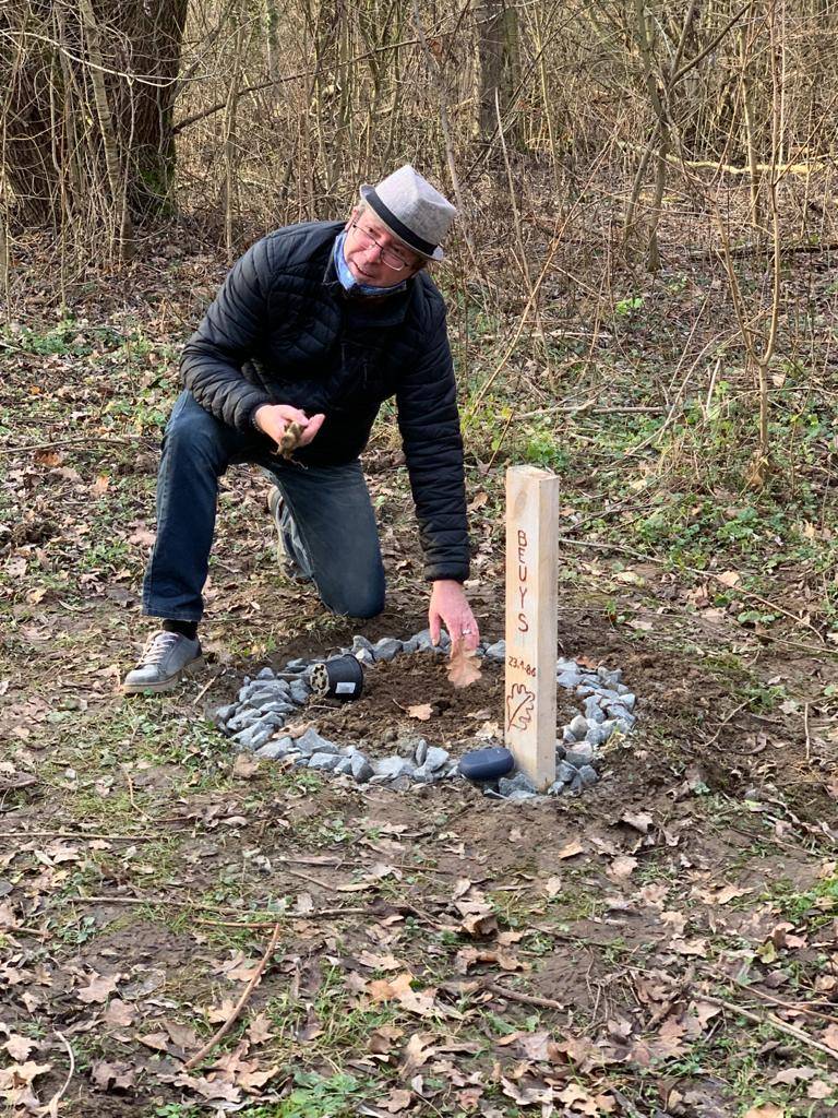  Ralf Buchholz bei der Pflanzung des Eichenbaum-Setzling zu Ehren von Joseph Beuys. 