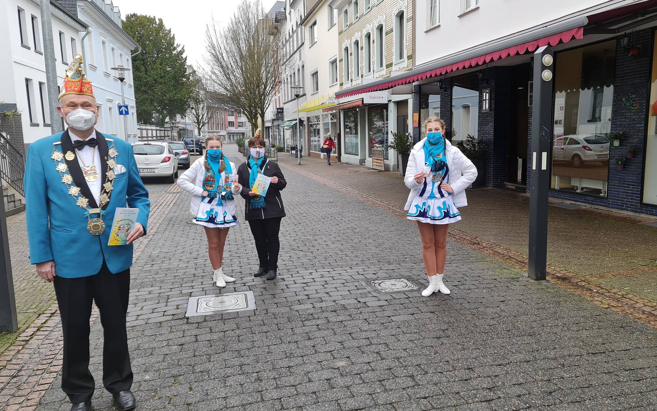  Die Hoppedötze der Großen Erkrather KG waren am vergangenen Wochenende in Erkrather Altenheimen und im Stadtgebiet unterwegs und verteilten Kamelletütchen in die Briefkästen. 