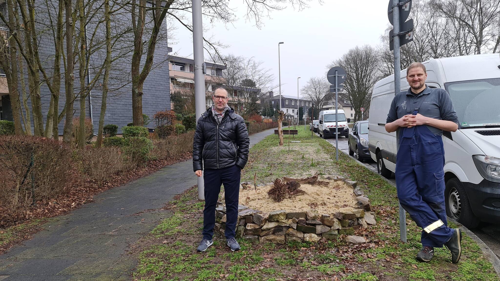  Lars Busch von „Hochdahl - schön bunt“ (re.) und Michael Mathieu (Anwohner) auf der Schildheider Straße neben einem selbst gebauten Insektenhotel. 