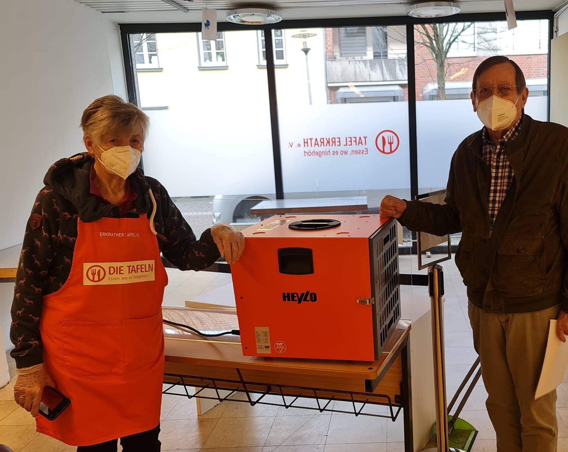 Große Spende: Luftfilter für die Tafel Erkrath