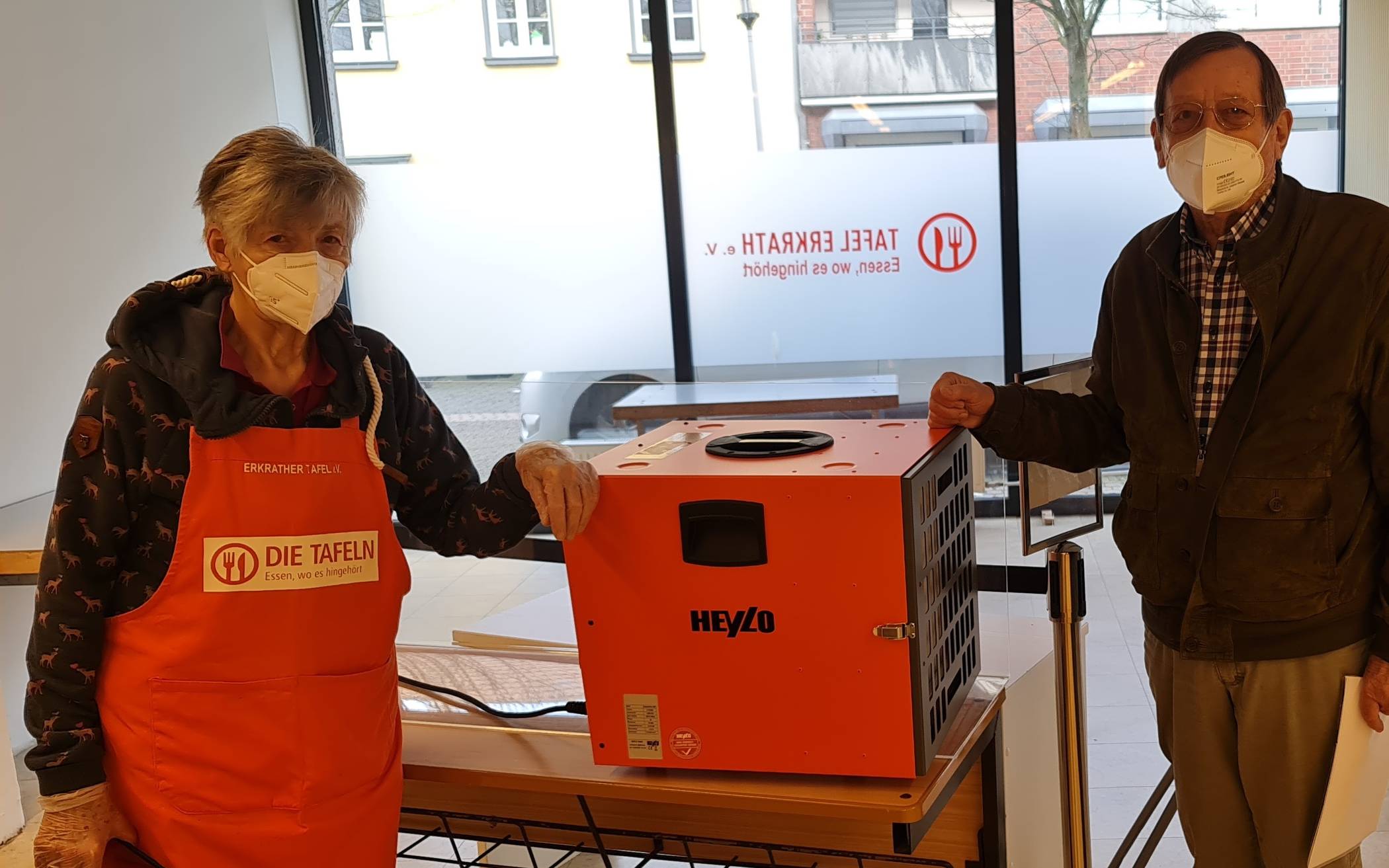  Beate Wirth und Jürgen Mann von der Tafel Erkrath mit den neuen Luftfiltern 